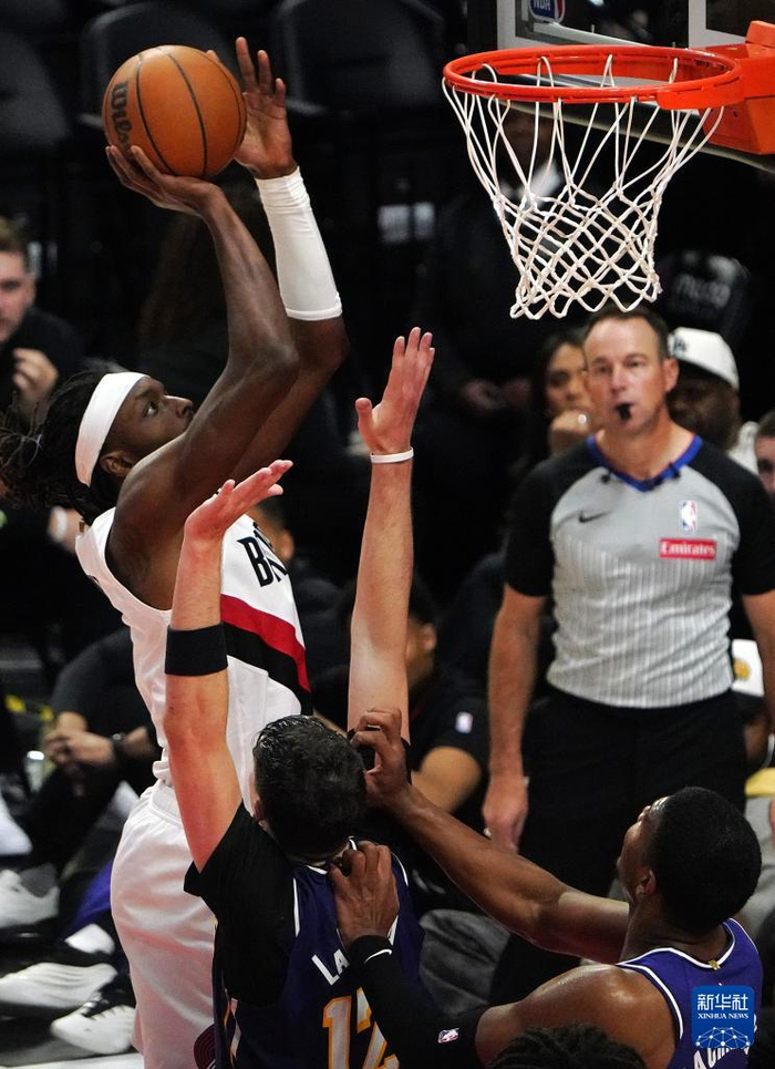 Yabo_湖人NBA战胜波特兰开拓者詹姆斯关键突破的简单介绍